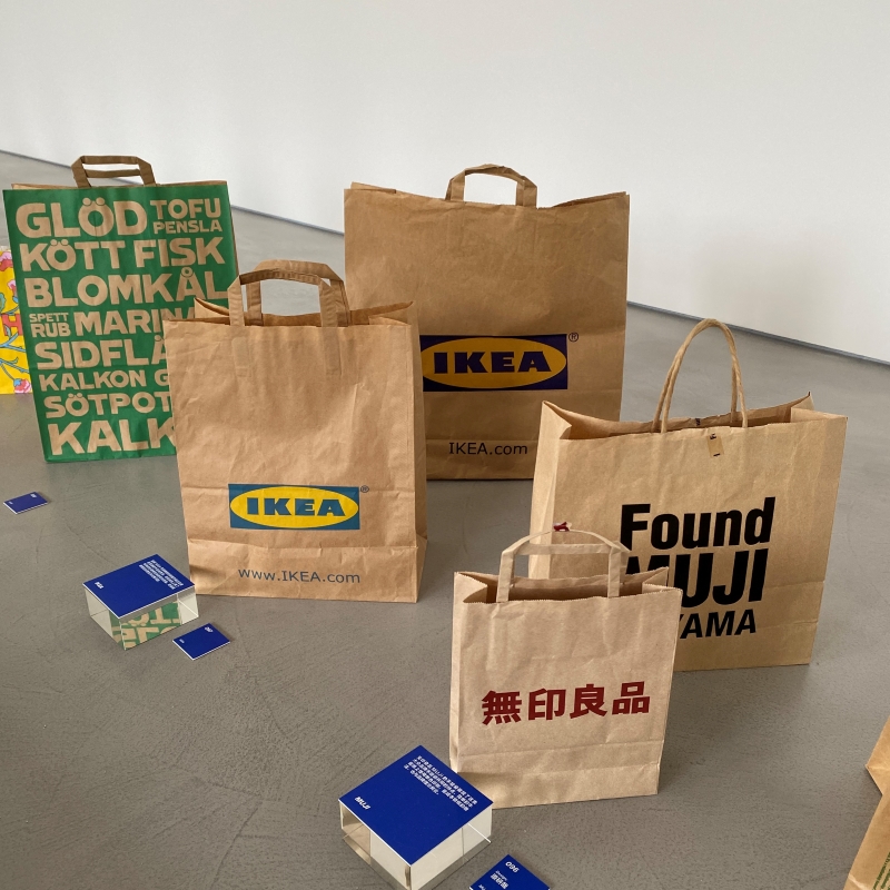 无印良品、宜家等快销品牌喜欢使用低成本的设计，用牛皮纸袋和简单的印刷居多