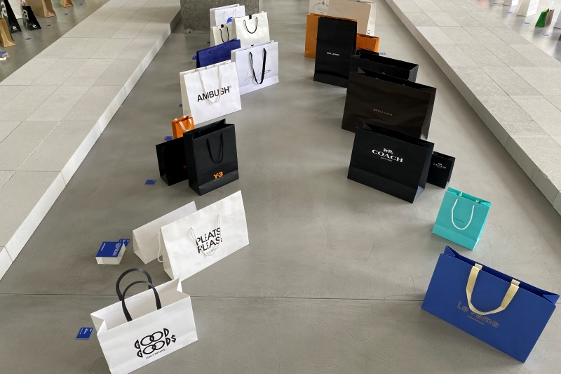 奢侈品牌多用较大的黑、白色纸袋